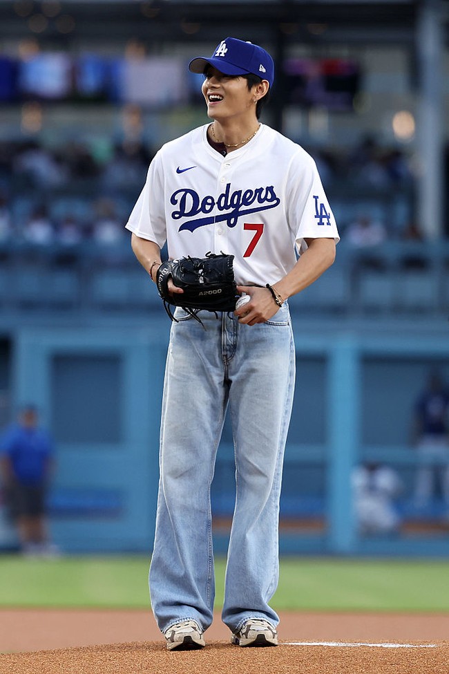 Pelantun ‘Rainy Days’ itu melengkapi penampilannya dengan denim jeans, belt, sneakers, serta baseball cap. Sebuah anting di telinga kiri dan kalung emas membuat gayanya kian memikat. Foto: Getty Images