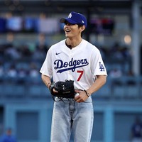 Pelantun ‘Rainy Days’ itu melengkapi penampilannya dengan denim jeans, belt, sneakers, serta baseball cap. Sebuah anting di telinga kiri dan kalung emas membuat gayanya kian memikat. Foto: Getty Images