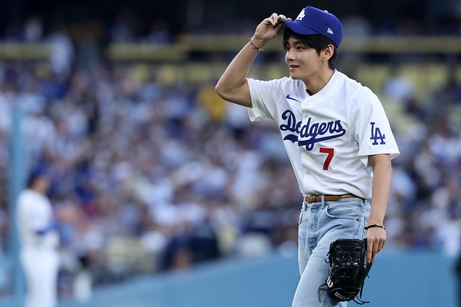 “Aku ingat menonton pertandingan Dodgers di sini bersama personelku saat kami baru debut. Rasanya nostalgia dan menyenangkan bisa kembali,” seru V BTS, dalam pernyataan resmi BIGHIT MUSIC. Foto: Getty Images