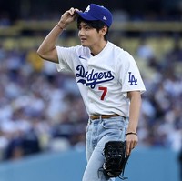“Aku ingat menonton pertandingan Dodgers di sini bersama personelku saat kami baru debut. Rasanya nostalgia dan menyenangkan bisa kembali,” seru V BTS, dalam pernyataan resmi BIGHIT MUSIC. Foto: Getty Images