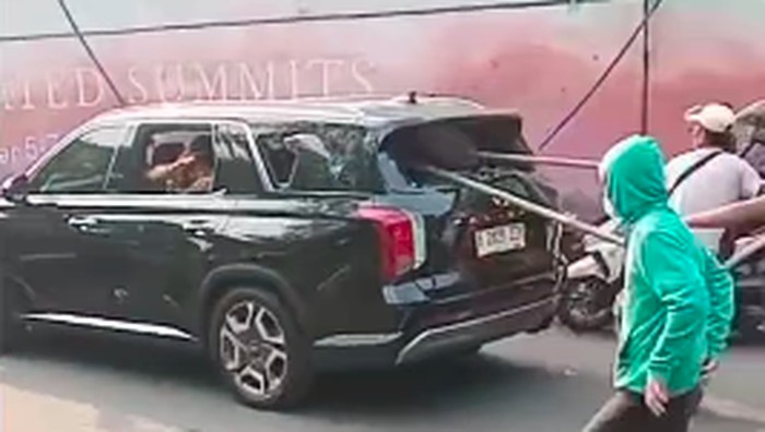 Viral Mobil Pelat ZZH Diserang Massa, Dikira Anggota DPR.