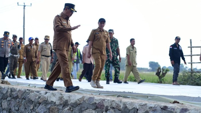 Wakil Bupati Indramayu, Syaefudin, saat meninjau proses pengecoran jalan