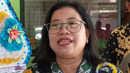 Wakil Ketua LPSK Susilaningtias saat berada di rumah almarhum Prada Lucky Chepril Saputra Namo, anggota TNI yang tewas akibat dirundung oleh sesama prajurit. (Dok. LPSK)