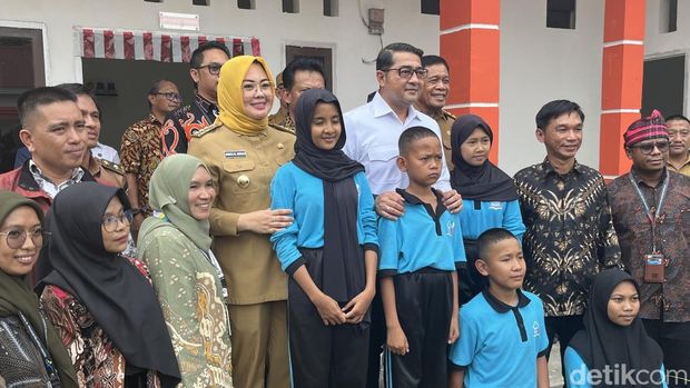 Wali Kota Kendari Siska Karina Imran saat mendampingi Menkraf Riefky saat mengunjungi SRMP 25 Kendari.