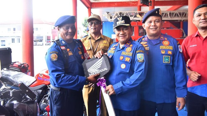 Walkot Jambi Maulana saat serahkan kunci motor kendaraan operasional Rescue Damkar