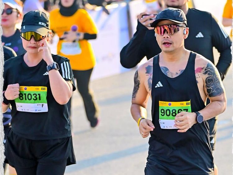Momen Wendi Cagur Finish Strong Lari 10K Bareng Istri