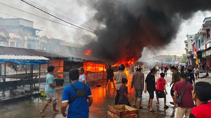 5 kios pedagang terbakar di Kecamatan Wonomulyo, Kabupaten Polman.