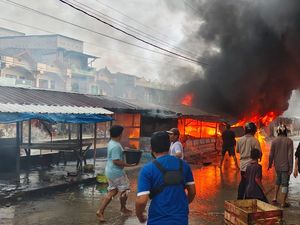 Video: Kebakaran 5 Kios di Polman, Seorang Remaja Wanita Tewas