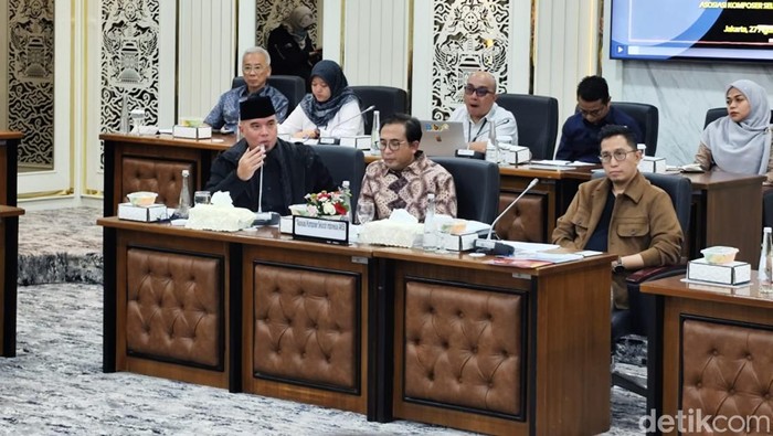 Musikus sekaligus legislator Ahmad Dhani saat mengikuti Rapat Komisi XIII DPR RI, Baleg, bersama LMKN, VISI, AKSI, di Kompleks Parlemen, Senayan, Jakarta, Rabu (27/8/2025).