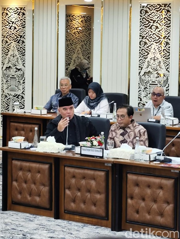 Ahmad Dhani Musikus sekaligus legislator Ahmad Dhani saat mengikuti Rapat Komisi XIII DPR RI, Baleg, bersama LMKN, VISI, AKSI, di Kompleks Parlemen, Senayan, Jakarta, Rabu (27/8/2025).
