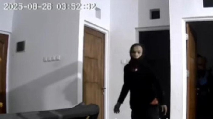 Aksi maling di Depok terekam kamera CCTV (dok.tangkapan layar)