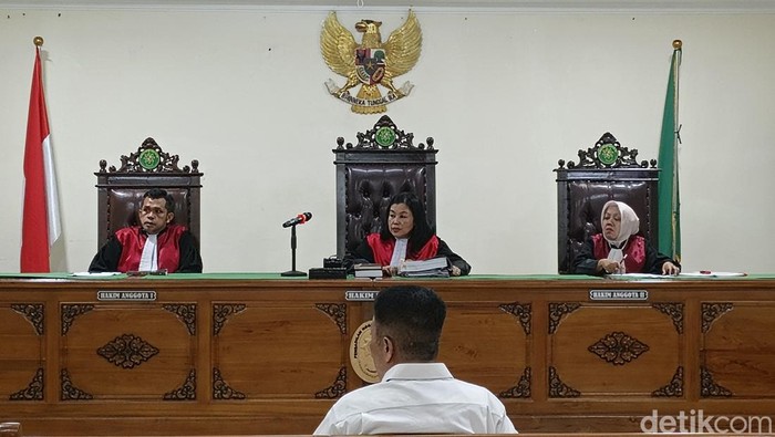 Annar Salahuddin Sampetoding saat menjalani sidang tuntutan di PN Sungguminasa, Kabupaten Gowa.