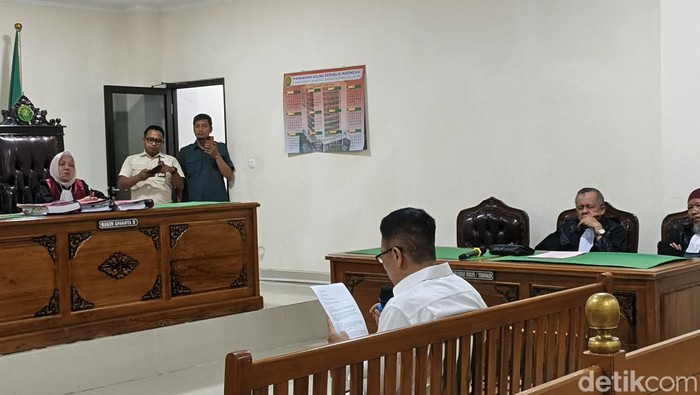 Annar Sampetoding membacakan nota pembelaannya dalam sidang kasus uang palsu di PN Sungguminasa, Kabupaten Gowa.