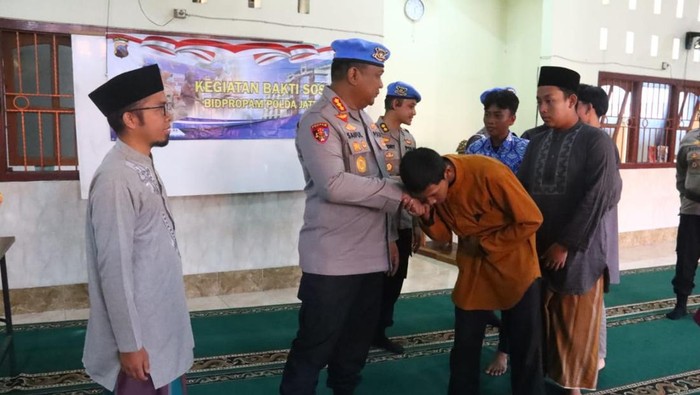 Bidpropam Polda Jateng saat menggelar baksos di panti asuhan di Kelurahan Pasarbatang, Kecamatan Brebes, Kabupaten Brebes, Rabu (27/8/2025).