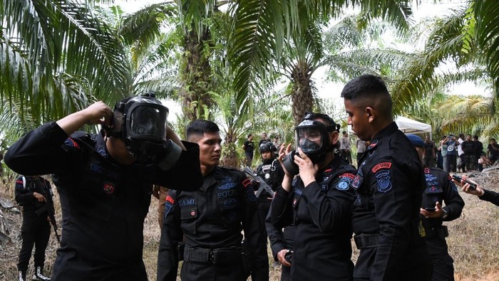 Gegana melakukan pengecekan bau gas di Aceh Timur