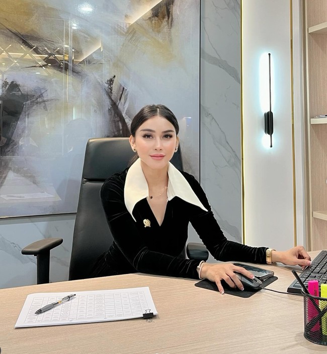 Bebizie, anggota DPRD DKI Jakarta sedang jadi sorotan usai terlihat memamerkan liburannya di Eropa. Banyak yang memberikan nyinyiran, menuding Bebizie flexing kemewahan. Foto: Instagram/@bebizie