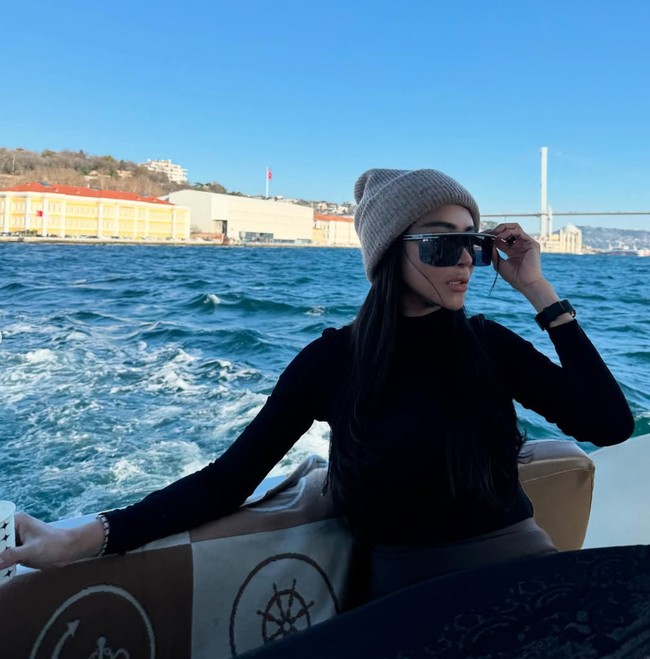 Di akun Instagram pribadinya, Bebizie memang kerap terlihat memamerkan gaya hidup mewah kepada lebih dari 1 juta pengikutnya. Ia serngkali liburan ke luar negeri dan selalu tampil glamor. Foto: Instagram/@bebizie