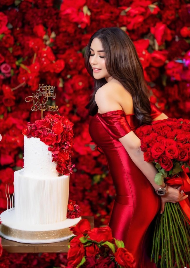 Saat hari ulang tahunnya, wanita 42 tahun itu sempat menggelar pesta mewah dengan dekorasi serba merah. Dipenuhi dengan hiasan bunga mawar merah, pesta ulang tahun tersebut terlihat begitu meriah. Foto: Instagram/@bebizie
