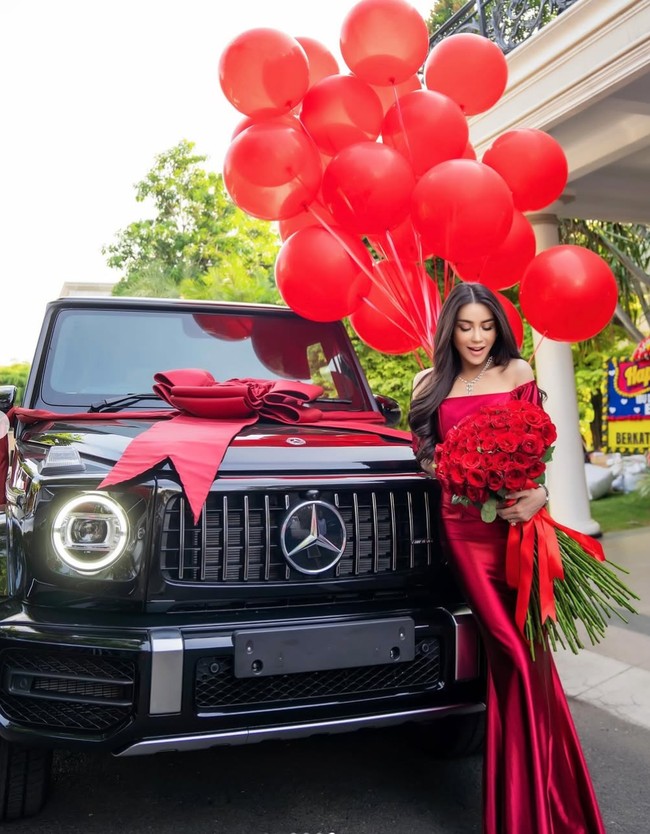 Tak hanya itu saja, Bebizie juga sempat memamerkan hadiah ulang tahun untuk dirinya sendiri, yaitu sebuah mobil mewah dari merek Mercedes-Benz berwarna hitam. Mobil tersebut sudah lengkap dihiasi dengan pita merah pada bagian depannya. Foto: Instagram/@bebizie