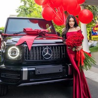 Tak hanya itu saja, Bebizie juga sempat memamerkan hadiah ulang tahun untuk dirinya sendiri, yaitu sebuah mobil mewah dari merek Mercedes-Benz berwarna hitam. Mobil tersebut sudah lengkap dihiasi dengan pita merah pada bagian depannya. Foto: Instagram/@bebizie