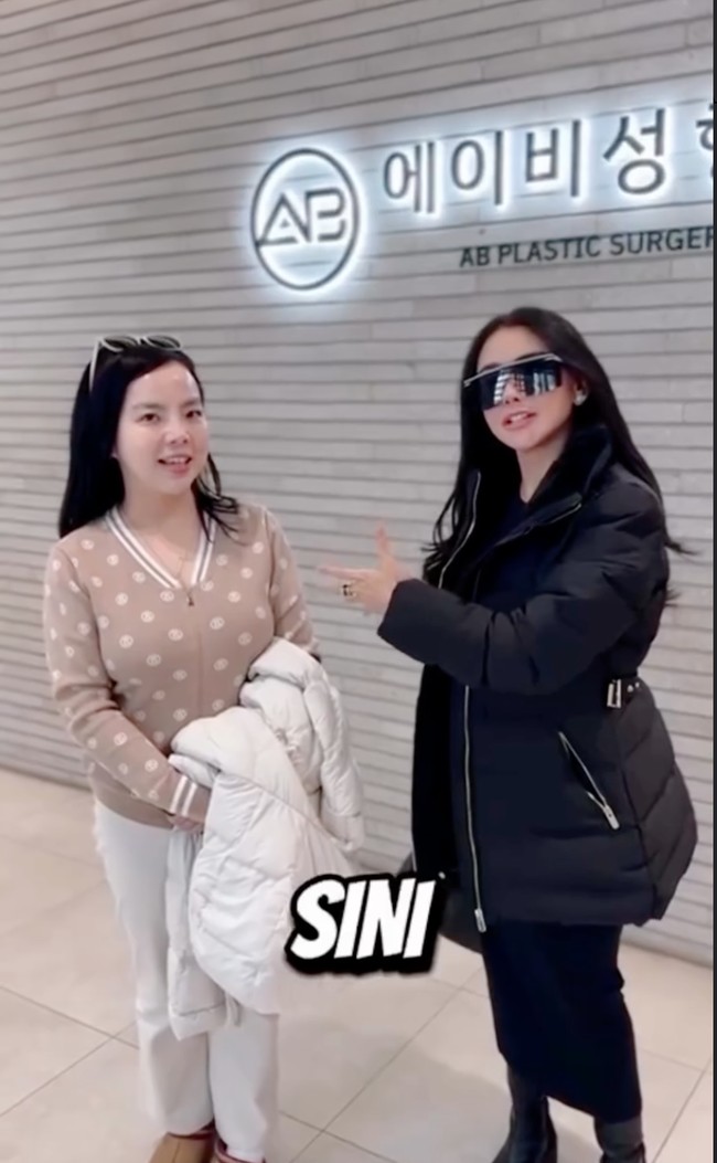 Dikenal memiliki paras cantik dan awet muda, Bebizie juga sempat membagikan perjalannya ke Korea untuk perawatan wajah. Penampilannya pun selalu terlihat stylish dan tak lepas dari kemewahan. Foto: Instagram/@bebizie