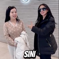 Dikenal memiliki paras cantik dan awet muda, Bebizie juga sempat membagikan perjalannya ke Korea untuk perawatan wajah. Penampilannya pun selalu terlihat stylish dan tak lepas dari kemewahan. Foto: Instagram/@bebizie