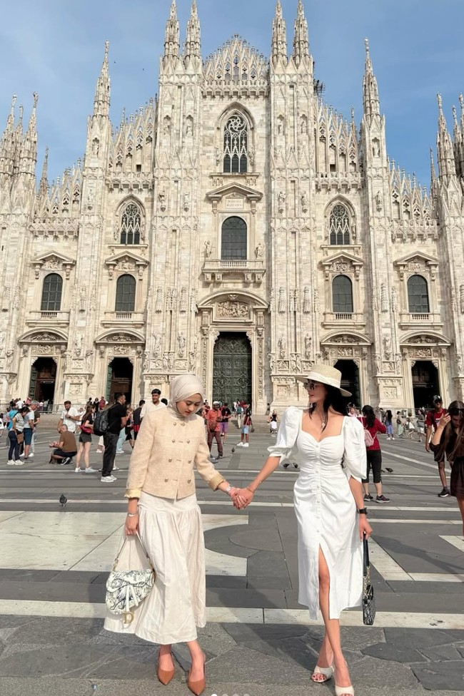 Terbaru Bebizie memamerkan gayanya saat liburan ke Eropa. Ia berkunjung ke Milan serta Gronigen University di Belanda, kampus tempat putri pertamanya akan berkuliah di awal September nanti. Foto: Instagram/@bebizie