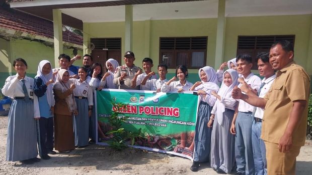 Bhabinkamtibmas dan siswa SMA di Siak tanam pohon wujudkan sekolah hijau, Rabu (27/8/2025).