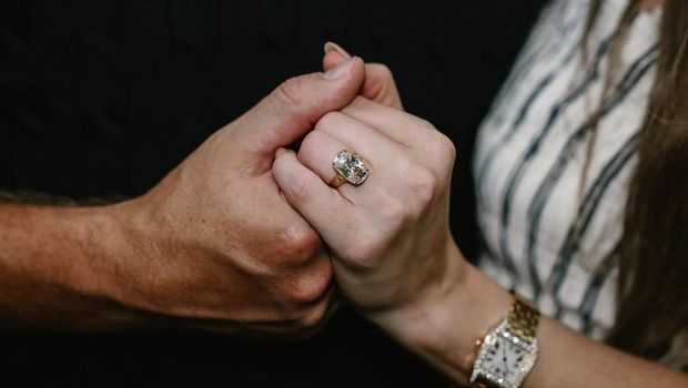Bintang pop Taylor Swift telah mengumumkan bahwa ia bertunangan dengan pasangannya Travis Kelce. (Instagram/taylorswift)