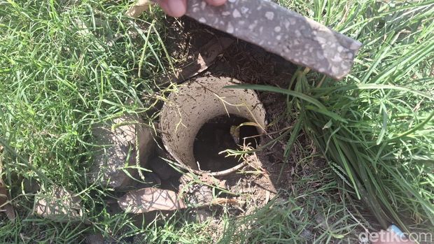 Lubang biopori di sekitar rumah Gangsar.