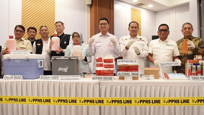 Kepala Badan Pengawas Obat dan Makanan (BPOM) Taruna Ikrar (keempat kanan) didampingi Kabagbanops Rokorwas PPNS Bareskrim Polri Kombes Pol. Suryo Aji (kiri), Direktur Pengembangan Pelayanan Kesehatan Rujukan Kemenkes Yanti Herman (tengah), Ketua Komite Pengembangan Sel Punca dan Sel (KPSPS) Amin Soebandrio (kanan), Ketua Majelis Disiplin Profesi Konsil Kesehatan Indonesia (KKI) Sundoyo (kedua kanan), Deputi IV Bidang Penindakan BPOM Brigjen Pol. Tubagus Ade Hidayat (ketiga kiri), Deputi I Bidang Pengawasan Obat, Narokotika, Psikotropika, Prekusor, dan Zat Adiktif (NPPZA) BPOM William Adi Teja (keempat kiri), beserta jajaran menunjukkan barang bukti saat konferensi pers Hasil Operasi Penindakan Sediaan Farmasi Produk Biologi Sekretom Ilegal di Kantor BPOM, Jakarta, Rabu (27/8/2025). BPOM menindak praktik peredaran produk sekretom ilegal (produk turunan dari stem cell atau sel punca) yang dilakukan oleh seorang dokter hewan berinisial YHF di wilayah Magelang, Jateng yang memberikan terapi atau pengobatan ilegal untuk pasien manusia, dengan mengamankan barang bukti berupa produk sekretom dengan nilai keekonomian mencapai Rp230 miliar. ANTARA FOTO/Indrianto Eko Suwarso/bar