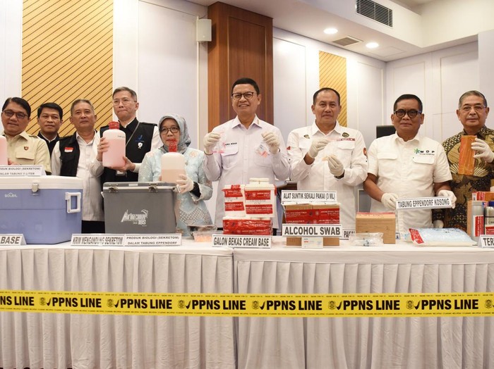 Kepala Badan Pengawas Obat dan Makanan (BPOM) Taruna Ikrar (keempat kanan) didampingi Kabagbanops Rokorwas PPNS Bareskrim Polri Kombes Pol. Suryo Aji (kiri), Direktur Pengembangan Pelayanan Kesehatan Rujukan Kemenkes Yanti Herman (tengah), Ketua Komite Pengembangan Sel Punca dan Sel (KPSPS) Amin Soebandrio (kanan), Ketua Majelis Disiplin Profesi Konsil Kesehatan Indonesia (KKI) Sundoyo (kedua kanan), Deputi IV Bidang Penindakan BPOM Brigjen Pol. Tubagus Ade Hidayat (ketiga kiri), Deputi I Bidang Pengawasan Obat, Narokotika, Psikotropika, Prekusor, dan Zat Adiktif (NPPZA) BPOM William Adi Teja (keempat kiri), beserta jajaran menunjukkan barang bukti saat konferensi pers Hasil Operasi Penindakan Sediaan Farmasi Produk Biologi Sekretom Ilegal di Kantor BPOM, Jakarta, Rabu (27/8/2025). BPOM menindak praktik peredaran produk sekretom ilegal (produk turunan dari stem cell atau sel punca) yang dilakukan oleh seorang dokter hewan berinisial YHF di wilayah Magelang, Jateng yang memberikan terapi atau pengobatan ilegal untuk pasien manusia, dengan mengamankan barang bukti berupa produk sekretom dengan nilai keekonomian mencapai Rp230 miliar. ANTARA FOTO/Indrianto Eko Suwarso/bar