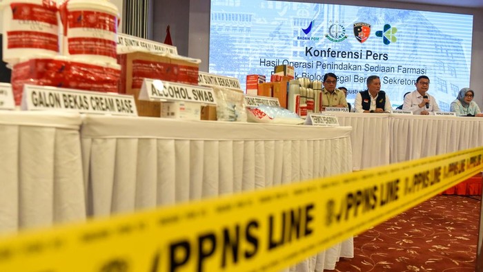 Kepala Badan Pengawas Obat dan Makanan (BPOM) Taruna Ikrar (keempat kanan) didampingi Kabagbanops Rokorwas PPNS Bareskrim Polri Kombes Pol. Suryo Aji (kiri), Direktur Pengembangan Pelayanan Kesehatan Rujukan Kemenkes Yanti Herman (tengah), Ketua Komite Pengembangan Sel Punca dan Sel (KPSPS) Amin Soebandrio (kanan), Ketua Majelis Disiplin Profesi Konsil Kesehatan Indonesia (KKI) Sundoyo (kedua kanan), Deputi IV Bidang Penindakan BPOM Brigjen Pol. Tubagus Ade Hidayat (ketiga kiri), Deputi I Bidang Pengawasan Obat, Narokotika, Psikotropika, Prekusor, dan Zat Adiktif (NPPZA) BPOM William Adi Teja (keempat kiri), beserta jajaran menunjukkan barang bukti saat konferensi pers Hasil Operasi Penindakan Sediaan Farmasi Produk Biologi Sekretom Ilegal di Kantor BPOM, Jakarta, Rabu (27/8/2025). BPOM menindak praktik peredaran produk sekretom ilegal (produk turunan dari stem cell atau sel punca) yang dilakukan oleh seorang dokter hewan berinisial YHF di wilayah Magelang, Jateng yang memberikan terapi atau pengobatan ilegal untuk pasien manusia, dengan mengamankan barang bukti berupa produk sekretom dengan nilai keekonomian mencapai Rp230 miliar. ANTARA FOTO/Indrianto Eko Suwarso/bar
