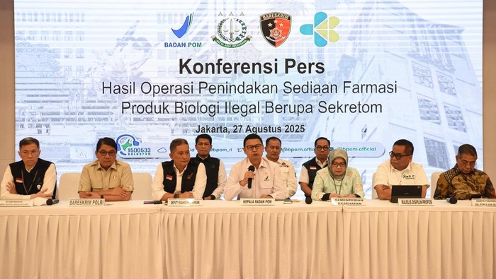 Kepala Badan Pengawas Obat dan Makanan (BPOM) Taruna Ikrar (keempat kanan) didampingi Kabagbanops Rokorwas PPNS Bareskrim Polri Kombes Pol. Suryo Aji (kiri), Direktur Pengembangan Pelayanan Kesehatan Rujukan Kemenkes Yanti Herman (tengah), Ketua Komite Pengembangan Sel Punca dan Sel (KPSPS) Amin Soebandrio (kanan), Ketua Majelis Disiplin Profesi Konsil Kesehatan Indonesia (KKI) Sundoyo (kedua kanan), Deputi IV Bidang Penindakan BPOM Brigjen Pol. Tubagus Ade Hidayat (ketiga kiri), Deputi I Bidang Pengawasan Obat, Narokotika, Psikotropika, Prekusor, dan Zat Adiktif (NPPZA) BPOM William Adi Teja (keempat kiri), beserta jajaran menunjukkan barang bukti saat konferensi pers Hasil Operasi Penindakan Sediaan Farmasi Produk Biologi Sekretom Ilegal di Kantor BPOM, Jakarta, Rabu (27/8/2025). BPOM menindak praktik peredaran produk sekretom ilegal (produk turunan dari stem cell atau sel punca) yang dilakukan oleh seorang dokter hewan berinisial YHF di wilayah Magelang, Jateng yang memberikan terapi atau pengobatan ilegal untuk pasien manusia, dengan mengamankan barang bukti berupa produk sekretom dengan nilai keekonomian mencapai Rp230 miliar. ANTARA FOTO/Indrianto Eko Suwarso/bar