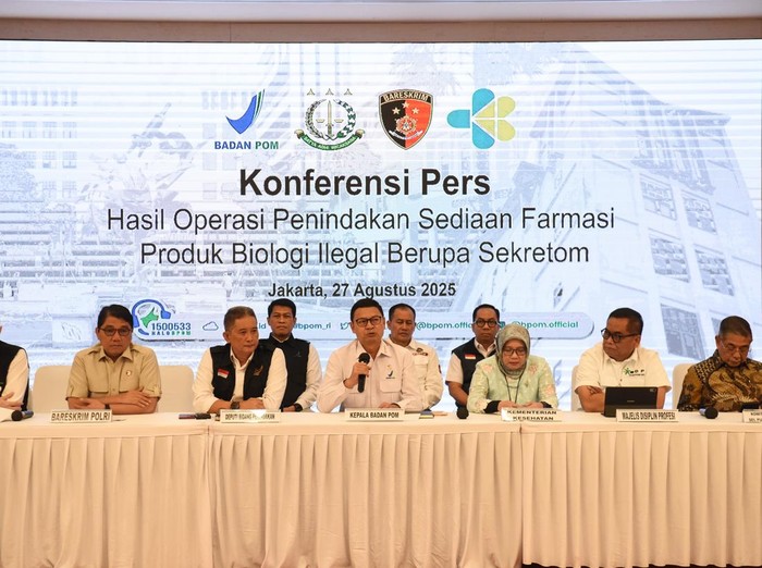 Kepala Badan Pengawas Obat dan Makanan (BPOM) Taruna Ikrar (keempat kanan) didampingi Kabagbanops Rokorwas PPNS Bareskrim Polri Kombes Pol. Suryo Aji (kiri), Direktur Pengembangan Pelayanan Kesehatan Rujukan Kemenkes Yanti Herman (tengah), Ketua Komite Pengembangan Sel Punca dan Sel (KPSPS) Amin Soebandrio (kanan), Ketua Majelis Disiplin Profesi Konsil Kesehatan Indonesia (KKI) Sundoyo (kedua kanan), Deputi IV Bidang Penindakan BPOM Brigjen Pol. Tubagus Ade Hidayat (ketiga kiri), Deputi I Bidang Pengawasan Obat, Narokotika, Psikotropika, Prekusor, dan Zat Adiktif (NPPZA) BPOM William Adi Teja (keempat kiri), beserta jajaran menunjukkan barang bukti saat konferensi pers Hasil Operasi Penindakan Sediaan Farmasi Produk Biologi Sekretom Ilegal di Kantor BPOM, Jakarta, Rabu (27/8/2025). BPOM menindak praktik peredaran produk sekretom ilegal (produk turunan dari stem cell atau sel punca) yang dilakukan oleh seorang dokter hewan berinisial YHF di wilayah Magelang, Jateng yang memberikan terapi atau pengobatan ilegal untuk pasien manusia, dengan mengamankan barang bukti berupa produk sekretom dengan nilai keekonomian mencapai Rp230 miliar. ANTARA FOTO/Indrianto Eko Suwarso/bar