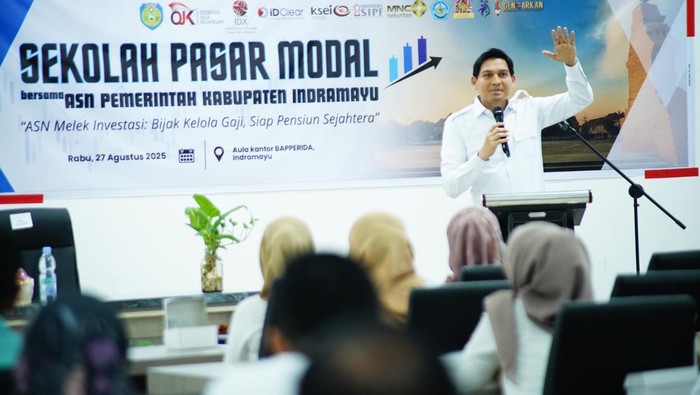 Bupati Indramayu, Lucky Hakim saat membuka kegiatan Sekolah Pasar Modal bagi ASN