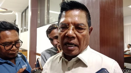 Bupati Lombok Timur Haerul Warisin ketika diwawancara seusai mengumpulkan pengusaha tembakau untuk membahas retribusi, Rabu (27/8/2025)