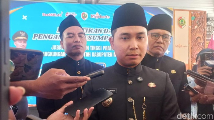 Bupati Mojokerto setelah merotasi pejabat eselon IIB