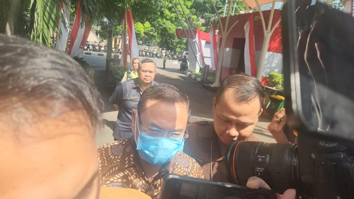 Bupati Pati Sudewo (pakai masker) saat tiba di KPK (Adrial/detikcom)