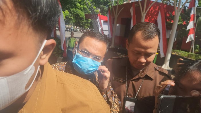 Bupati Pati Sudewo (pakai masker) saat tiba di KPK (Adrial/detikcom)