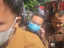 Pakai Masker, Bupati Pati Sudewo Tiba di Gedung KPK