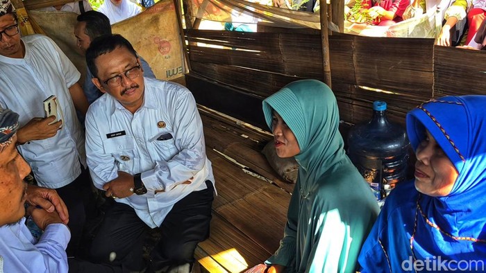 Bupati Sukabumi Asep Japar berbincang dengan Etin, warga Desa Loji yang tinggal di kandang domba