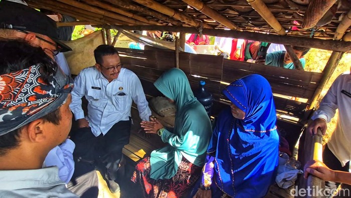 Bupati Sukabumi Asep Japar saat berkunjung ke rumah Etin.