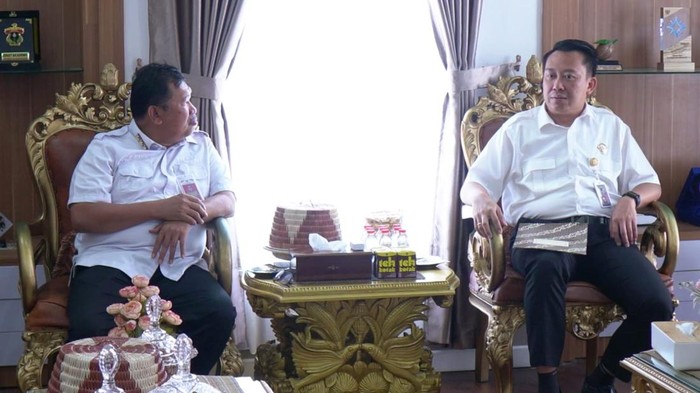 Bupati Takalar Mohammad Firdaus dan Kepala BPK RI Perwakilan Sulsel Winner Franky Halomoan Manalu. Dokumen Istimewa