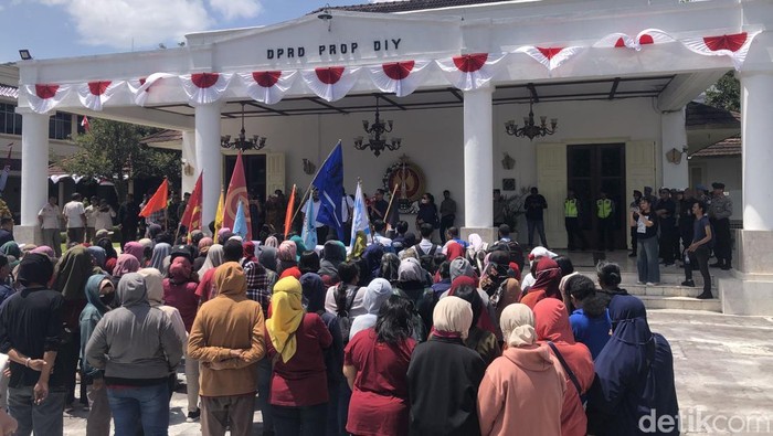 Aksi Buruh Taru Martani di depan Gedung DPRD DIY, Rabu (27/8/2025).