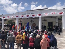 Buruh Taru Martani Demo di DPRD DIY, Sambat Dirut Galak-Uang Lembur Disunat