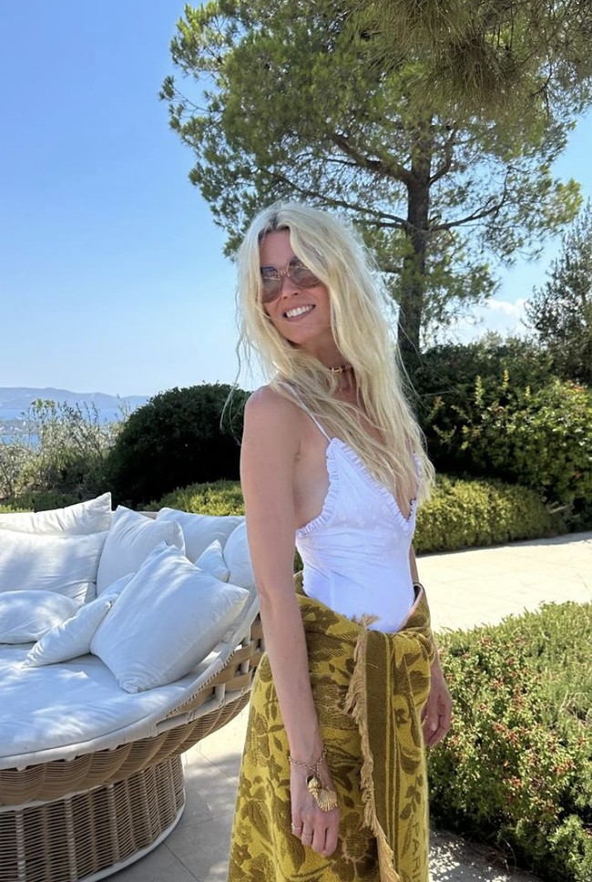 Claudia Schiffer kembali membuktikan pesonanya yang tak lekang oleh waktu. Supermodel asal Jerman itu merayakan ulang tahunnya yang ke-55 pada Senin (25/8/2025) dengan membagikan sejumlah potret awet muda di Instagramnya.  Foto: dok. Instagram @claudiaschiffer