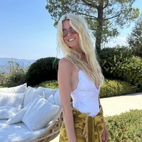 Claudia Schiffer kembali membuktikan pesonanya yang tak lekang oleh waktu. Supermodel asal Jerman itu merayakan ulang tahunnya yang ke-55 pada Senin (25/8/2025) dengan membagikan sejumlah potret awet muda di Instagramnya.  Foto: dok. Instagram @claudiaschiffer