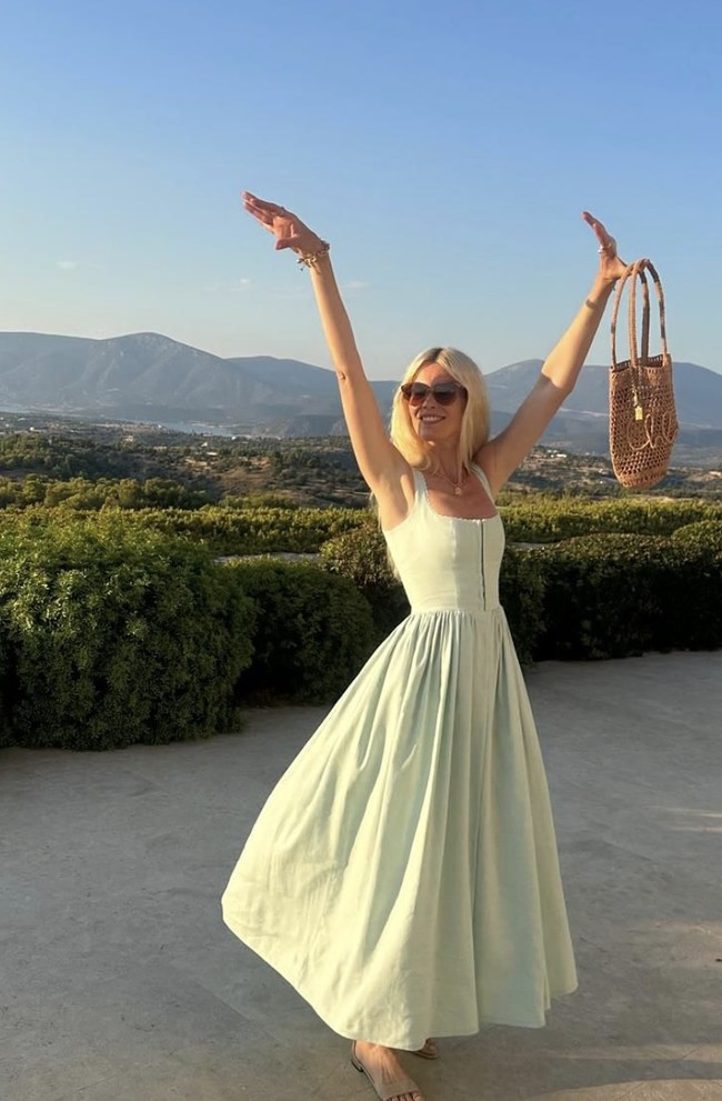 “55 hari ini, begitu beruntung bisa merayakan ulang tahun dengan bahagia dan sehat!!” tulis Schiffer singkat dalam keterangan foto. Foto: dok. Instagram @claudiaschiffer