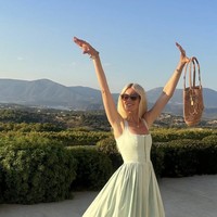 “55 hari ini, begitu beruntung bisa merayakan ulang tahun dengan bahagia dan sehat!!” tulis Schiffer singkat dalam keterangan foto. Foto: dok. Instagram @claudiaschiffer